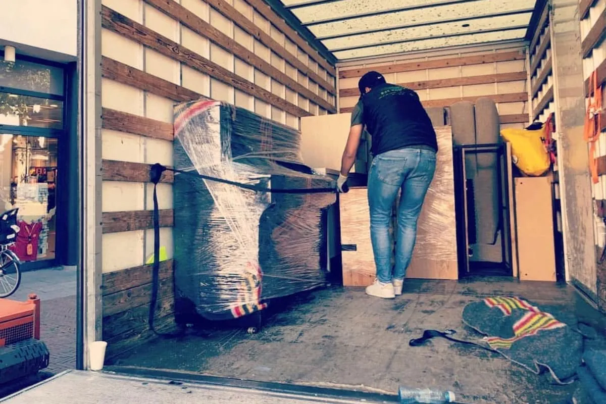 Ingepakt meubilair gaat de verhuiswagen van Busje komt zo in, ook voor verhuizingen in Zeist