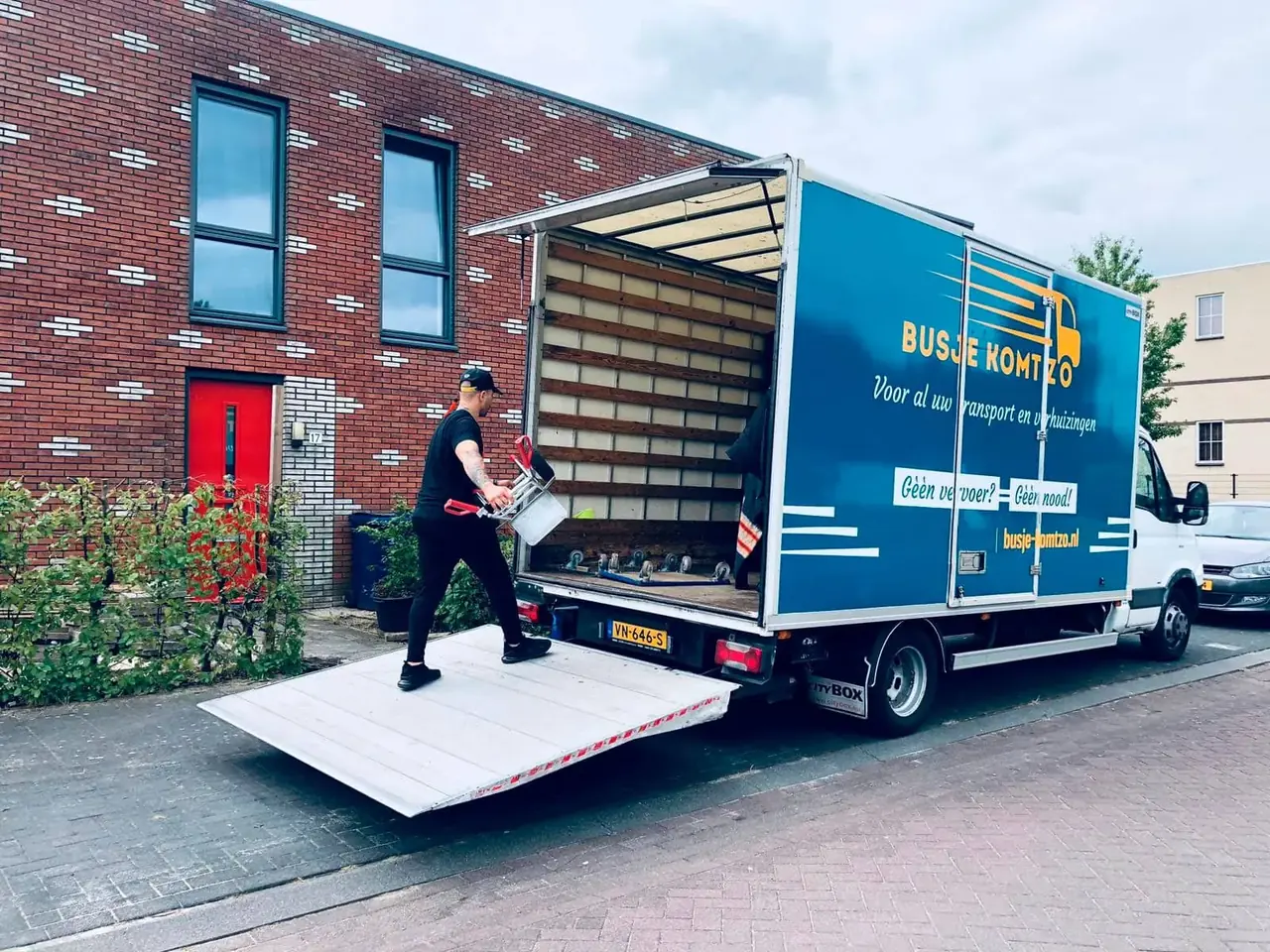 Verhuizer van Busje komt zo laadt via de laadklep, ook voor verhuizingen in Maarssen