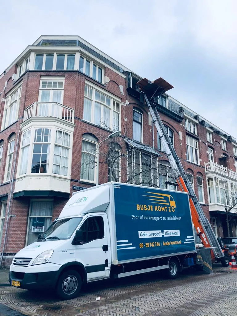Verhuiswagen en verhuislift van Busje komt zo bij een woning in Utrecht