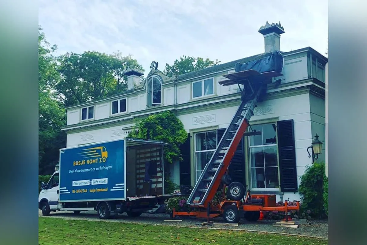 Verhuiswagen van Busje komt zo met verhuislift bij een vrijstaande woning