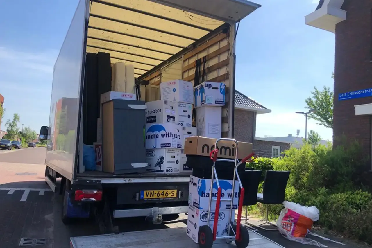 Volgeladen verhuiswagen van Busje komt zo, ook voor verhuizingen in Woerden