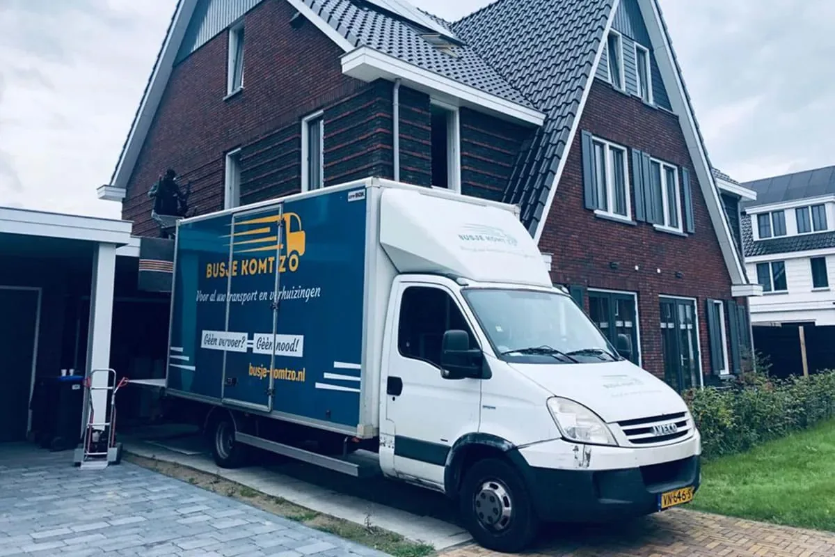 Verhuiswagen van Busje komt zo bij een woning, ook voor verhuizingen van en naar Tiel